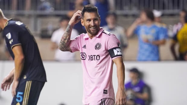 Leo Messi rascándose la cabeza
